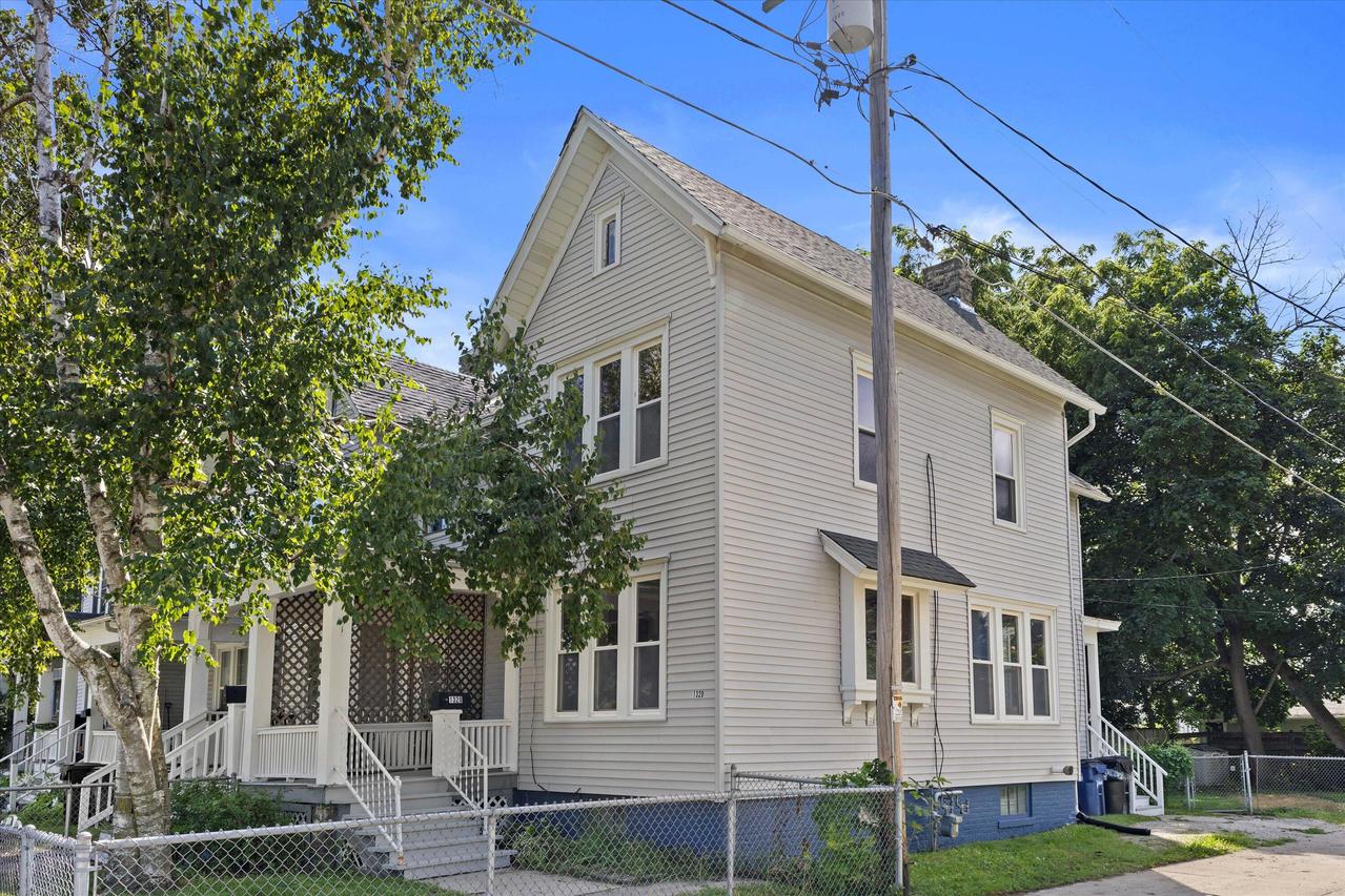 1320 Thurston Ave, Racine, WI 53405