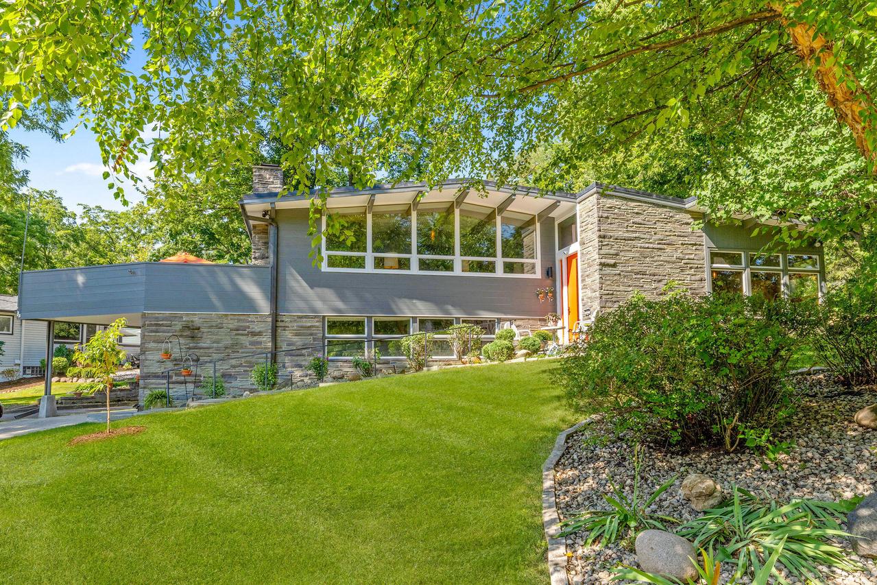 2425 N 100th St, Wauwatosa, WI 53226