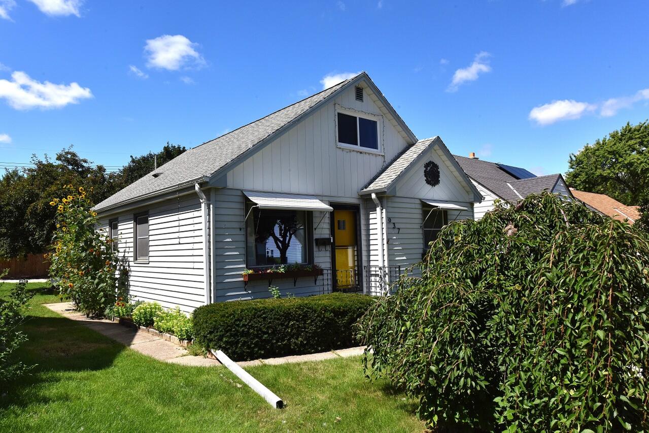 937 S 102nd St, West Allis, WI 53214