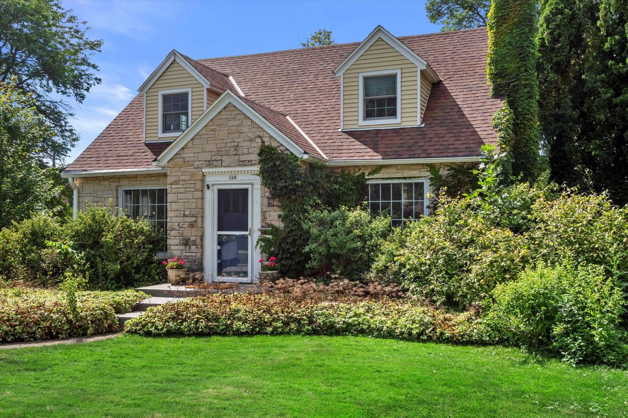 208 Maple Ter, Oconomowoc, WI 53066