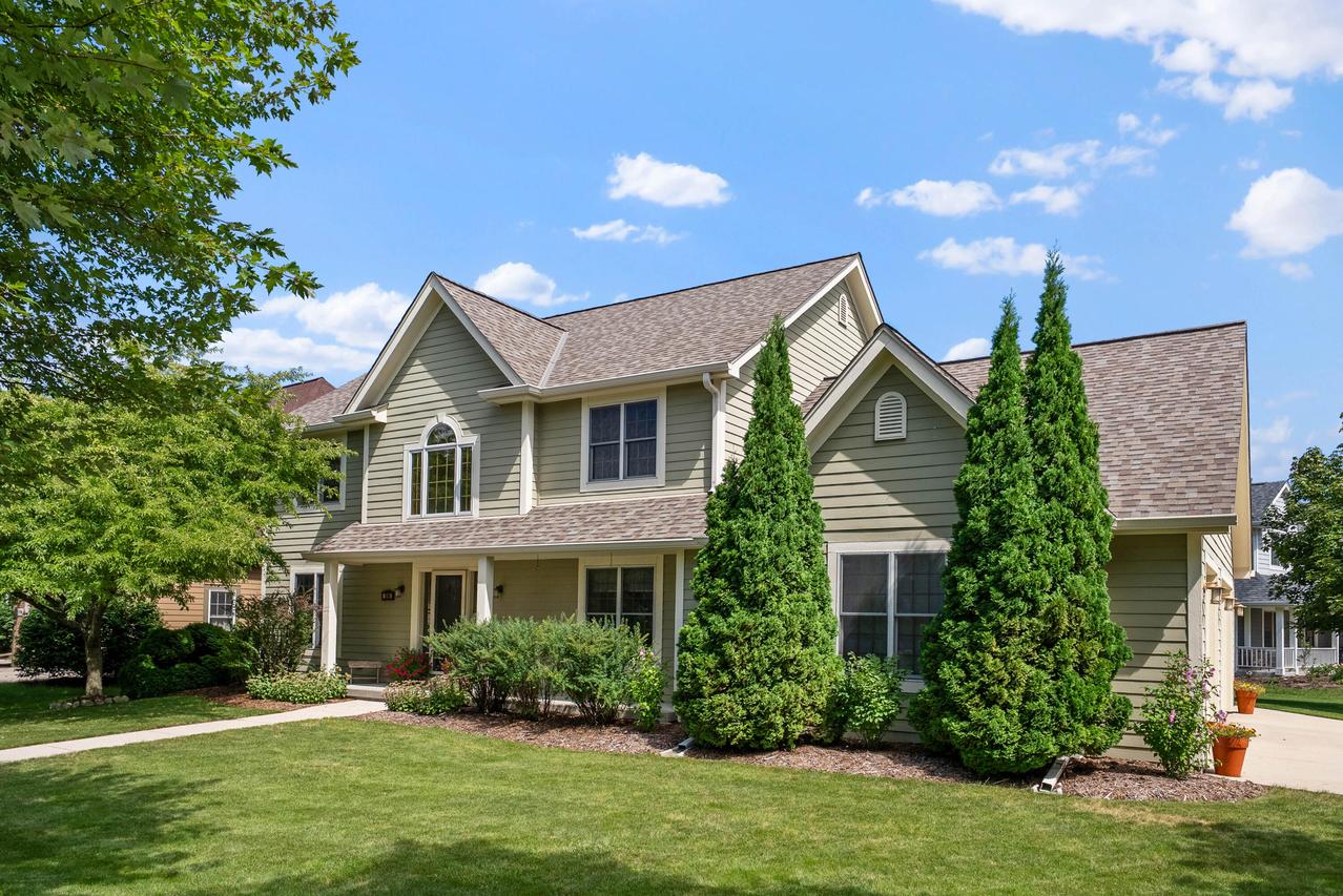 1090 Canary Ct, Grafton, WI 53024
