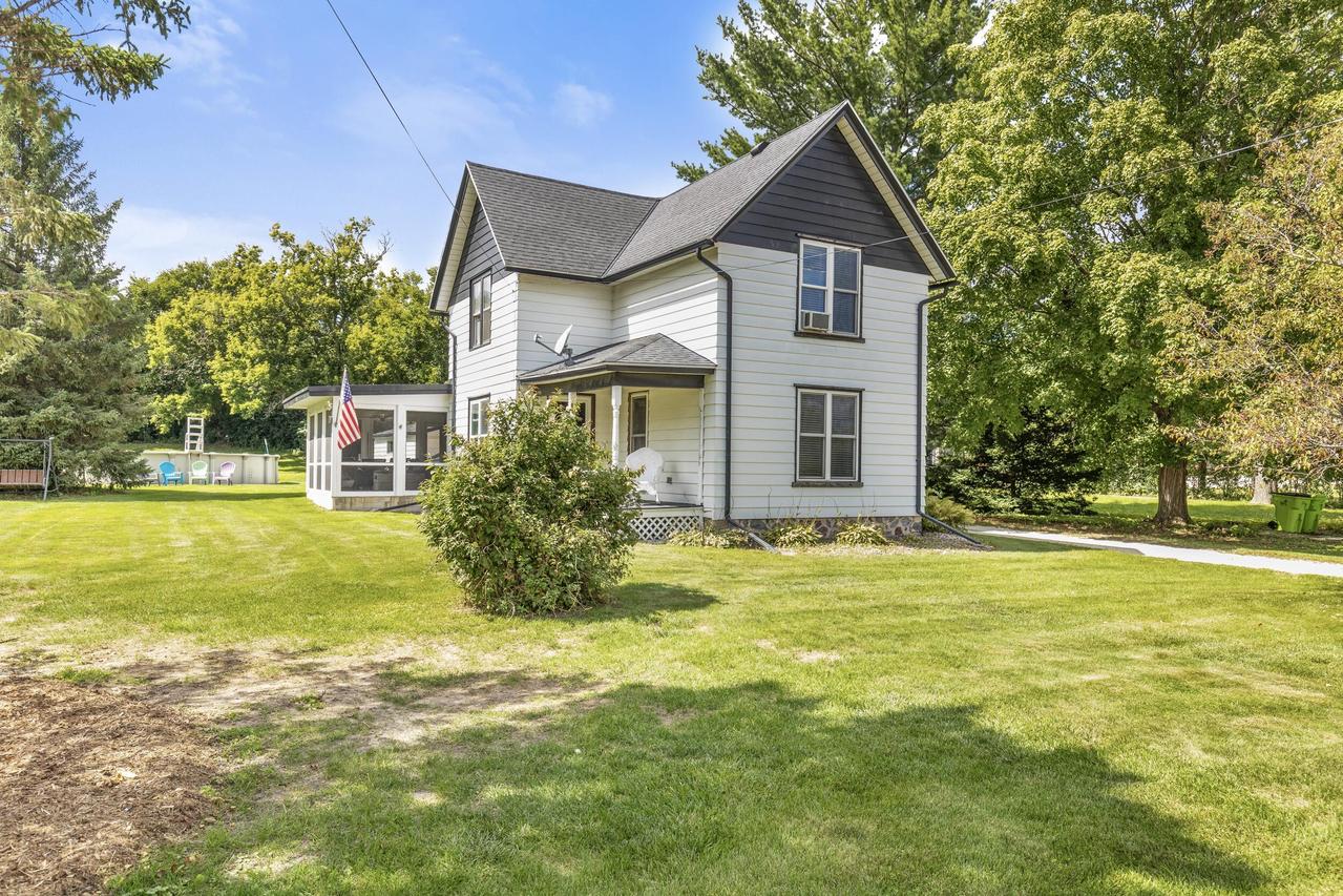 335 Cottonwood Ave, Hartland, WI 53029
