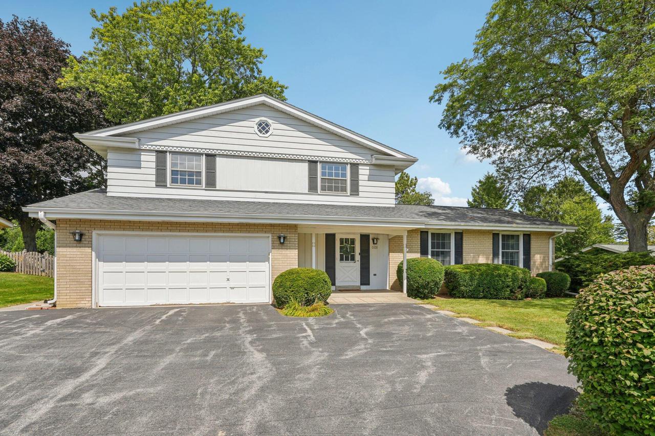 2430 W Applewood Ln, Glendale, WI 53209