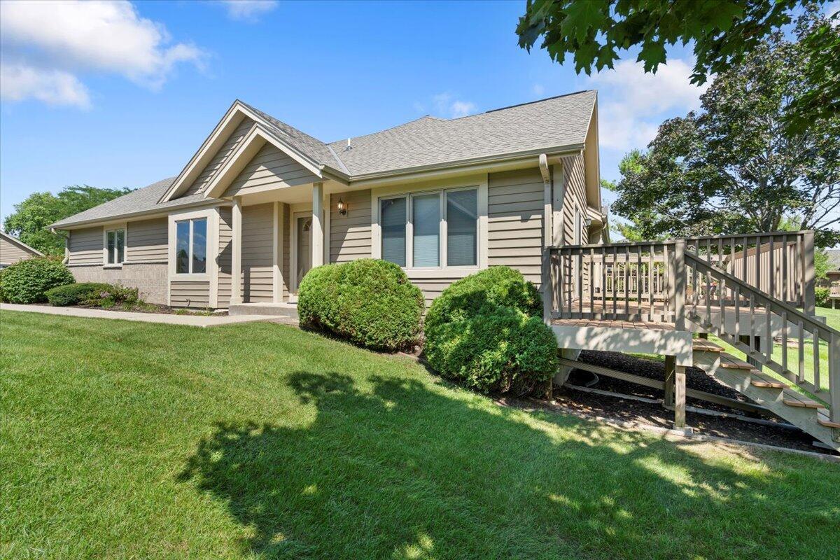 W240N2380 E Parkway Meadow #B, Pewaukee, WI 53072