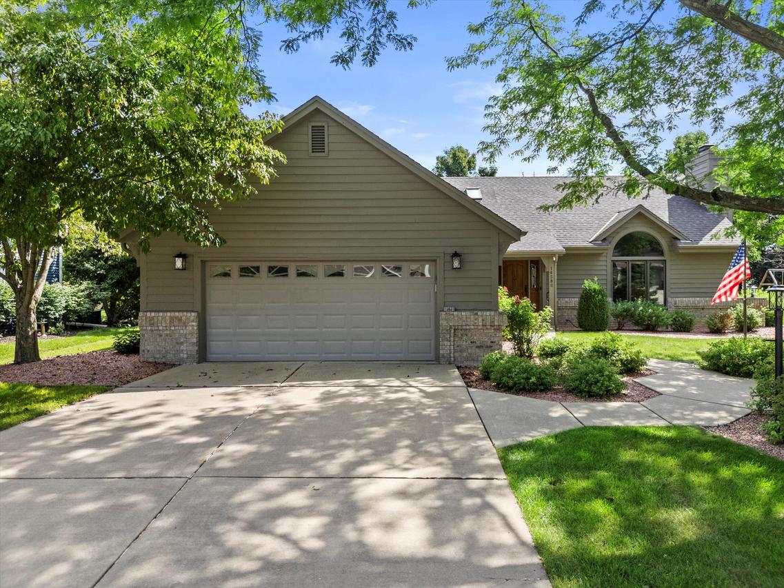 14580 W Fieldpointe Dr, New Berlin, WI 53151