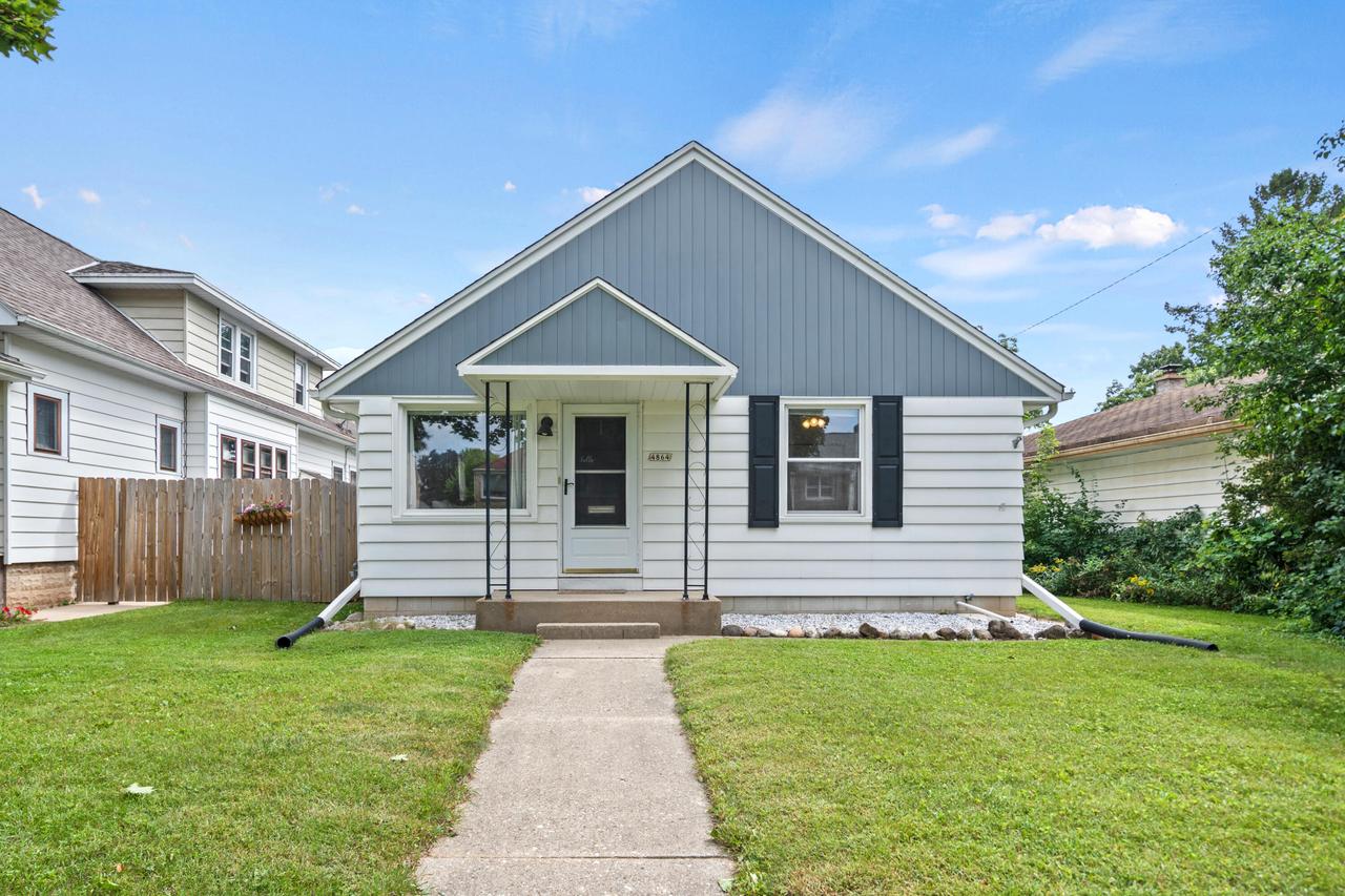 4864 N Mohawk Ave, Glendale, WI 53217