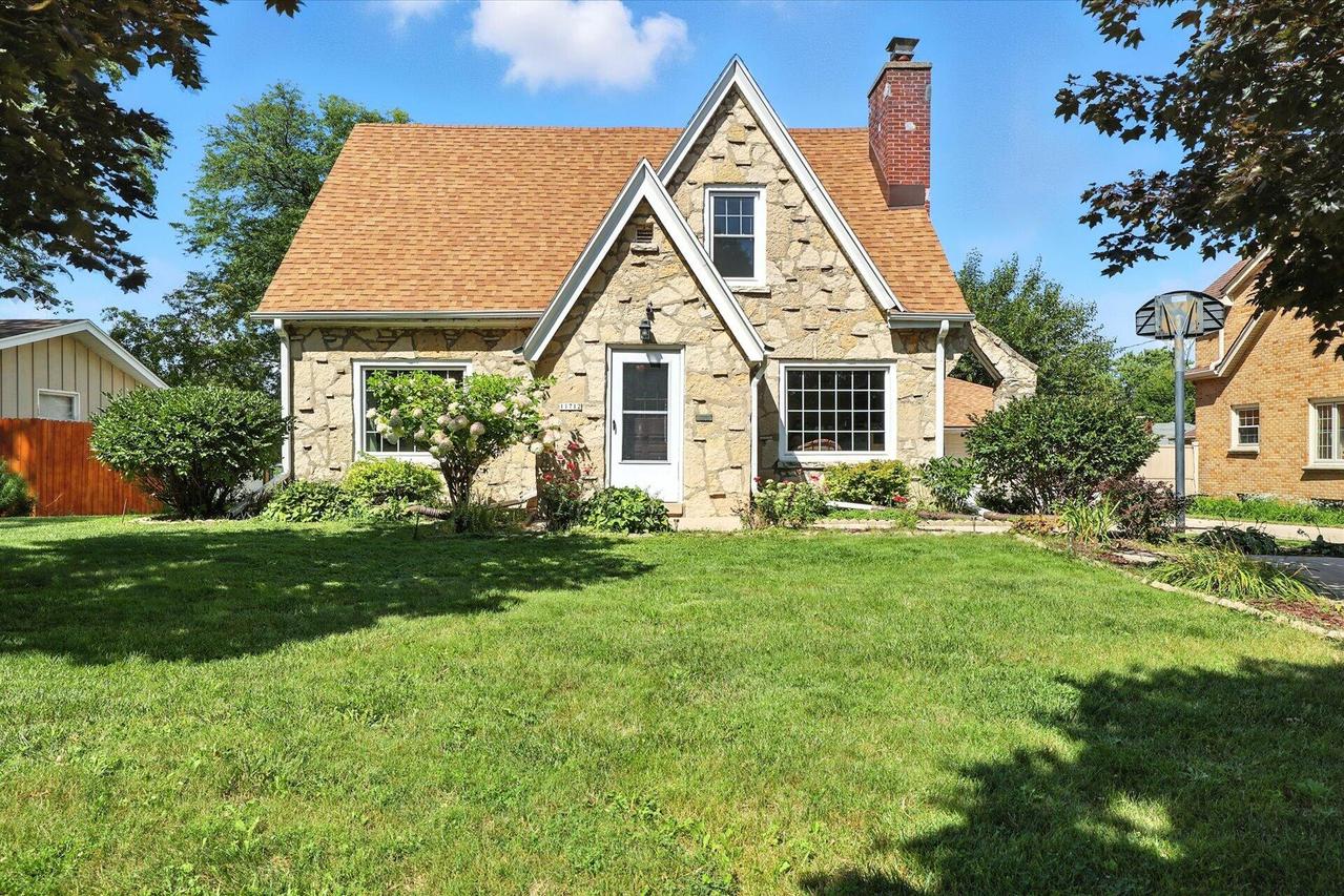 11712 W Center St, Wauwatosa, WI 53222