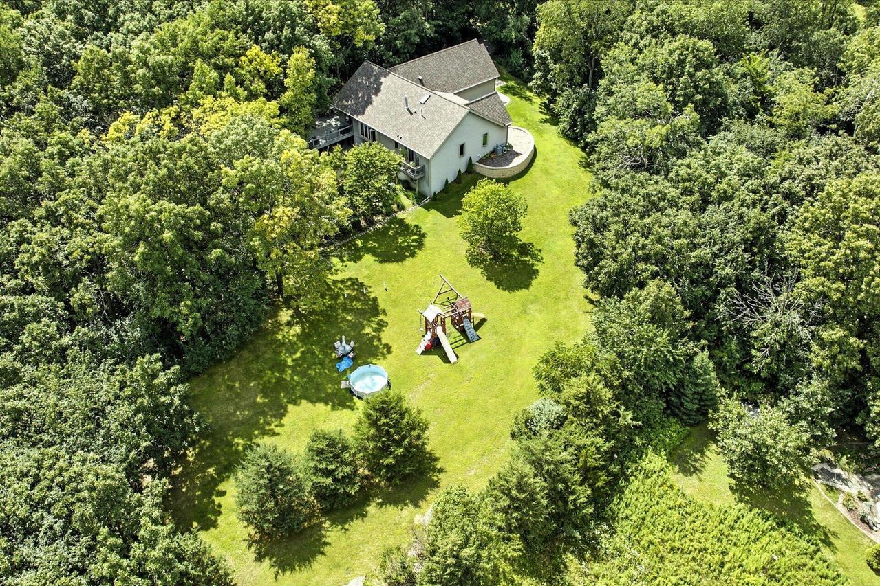 S95W32805 Hickorywood Trl, Mukwonago, WI 53149