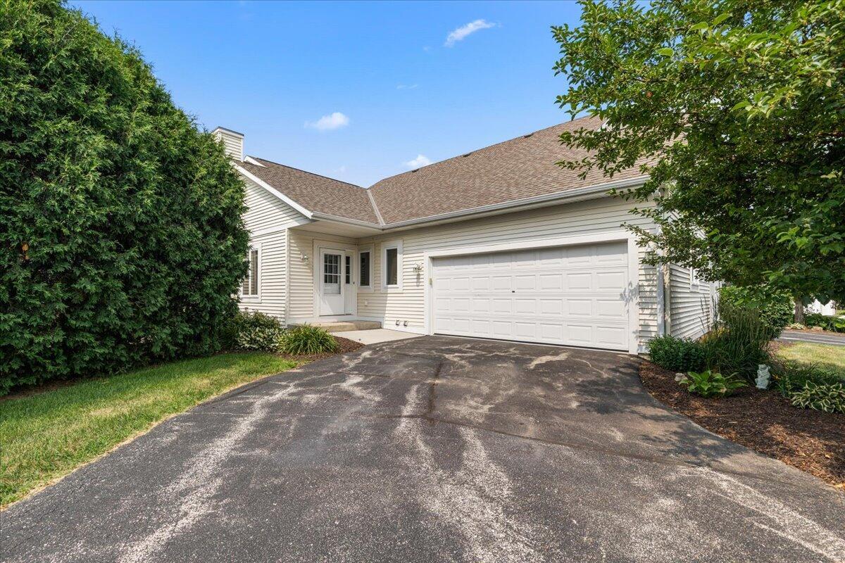 836 Bridlewood Dr, Hartford, WI 53027