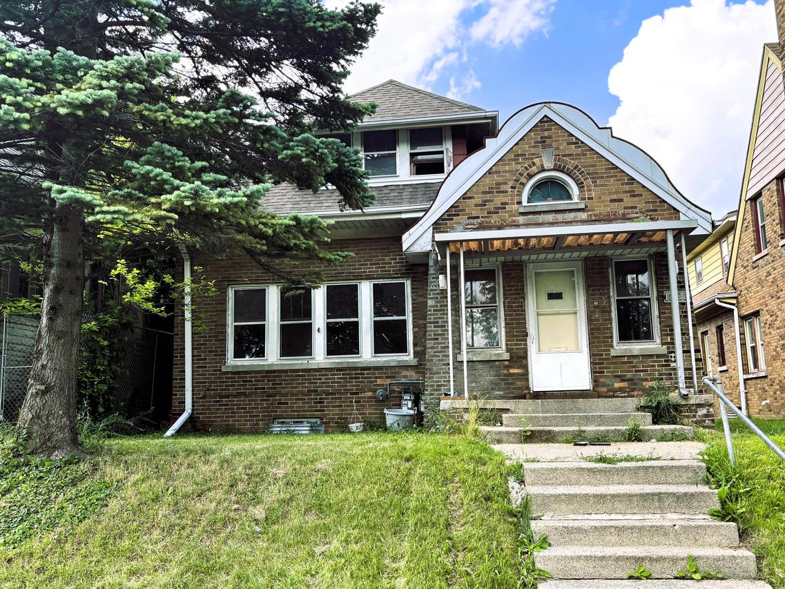 1222 W Capitol Dr, Milwaukee, WI 53206