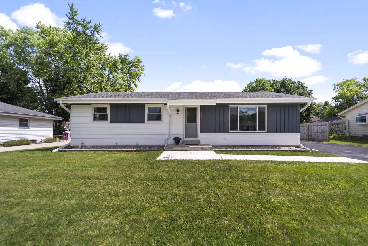 258 S Regis Rd, Saukville, WI 53080