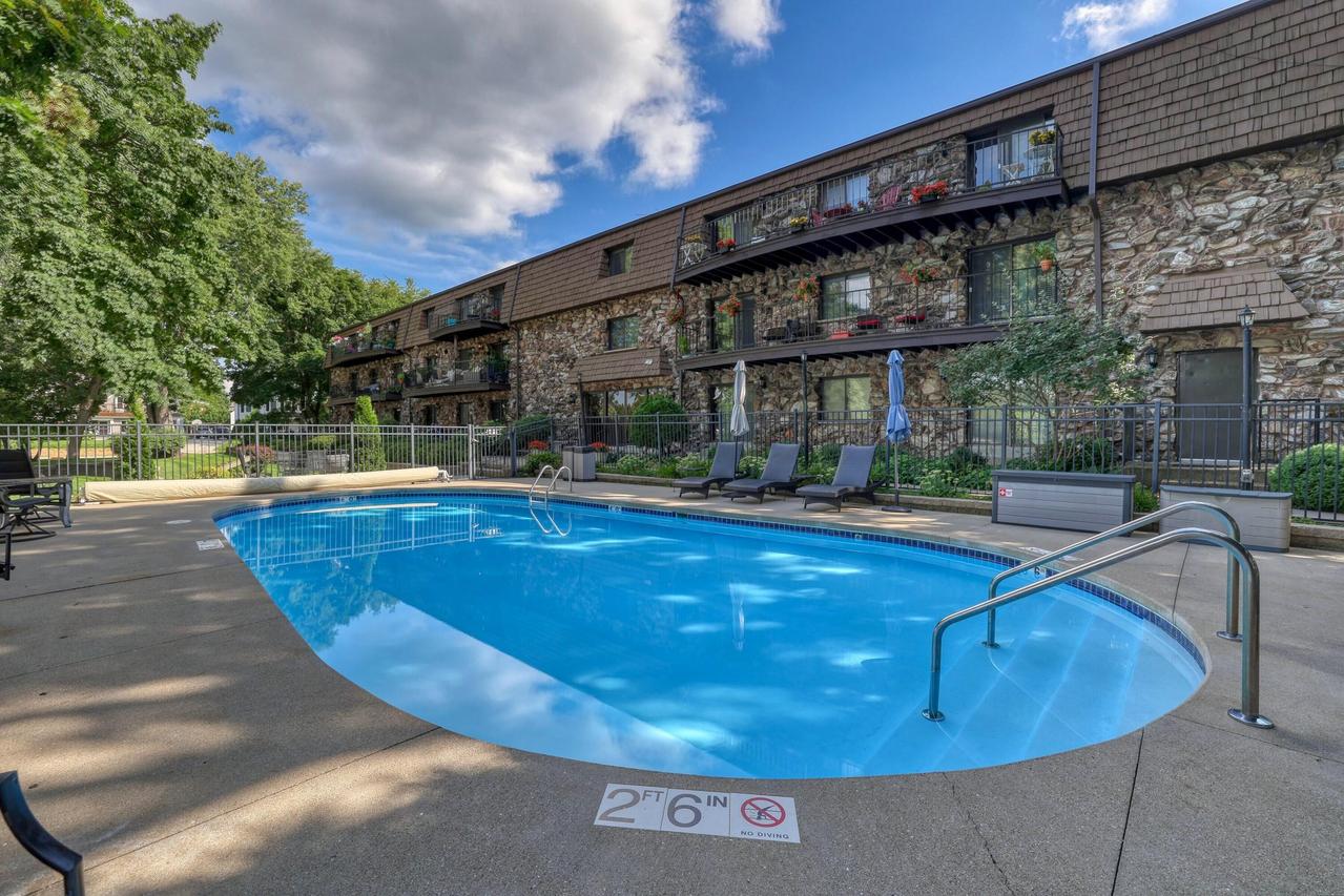 320 E Pleasant St #202, Oconomowoc, WI 53066