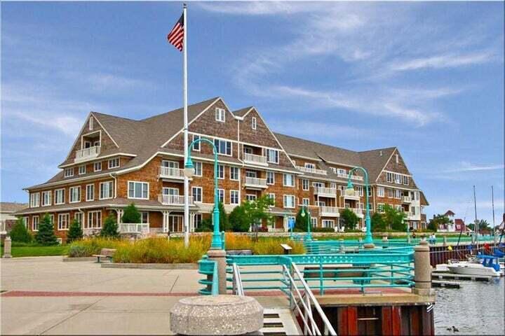 4 Gaslight Dr #107, Racine, WI 53403