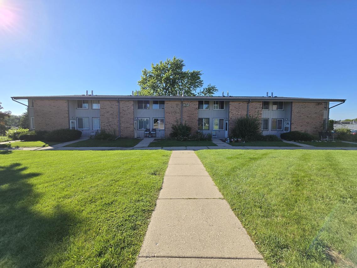 1432 Big Bend #E, Waukesha, WI 53189