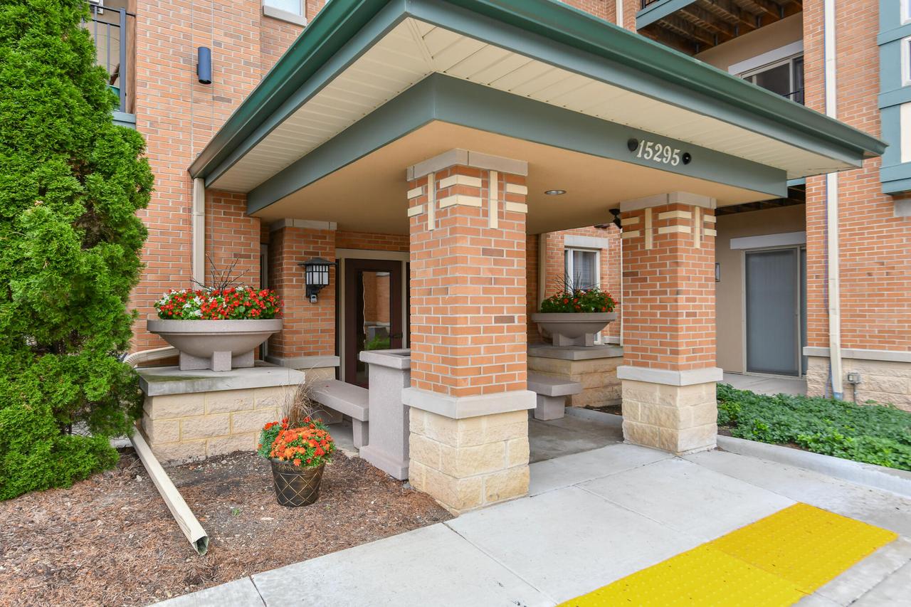 15295 W Library Ln #306, New Berlin, WI 53151