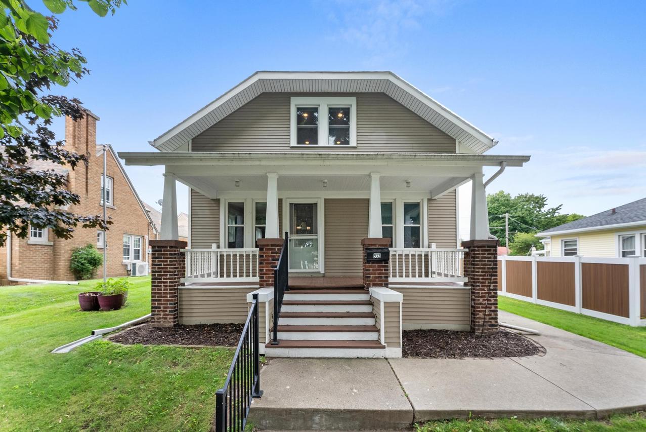 932 N 14th St, Manitowoc, WI 54220