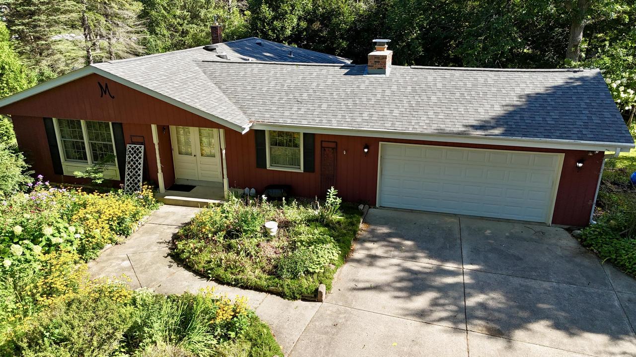 10134 Flagstone Dr, Cedarburg, WI 53012