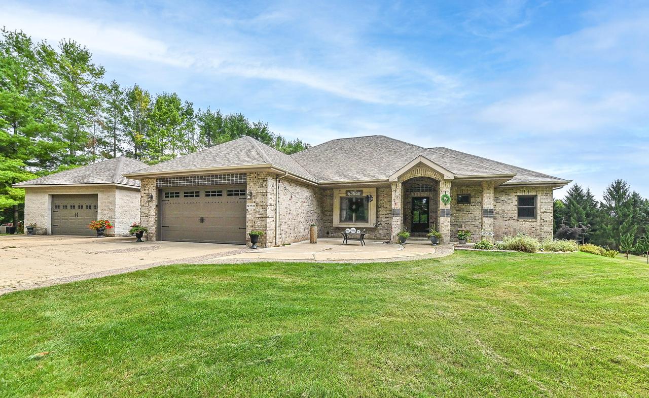 W2539 Indian Head Ln, Lafayette, WI 53121