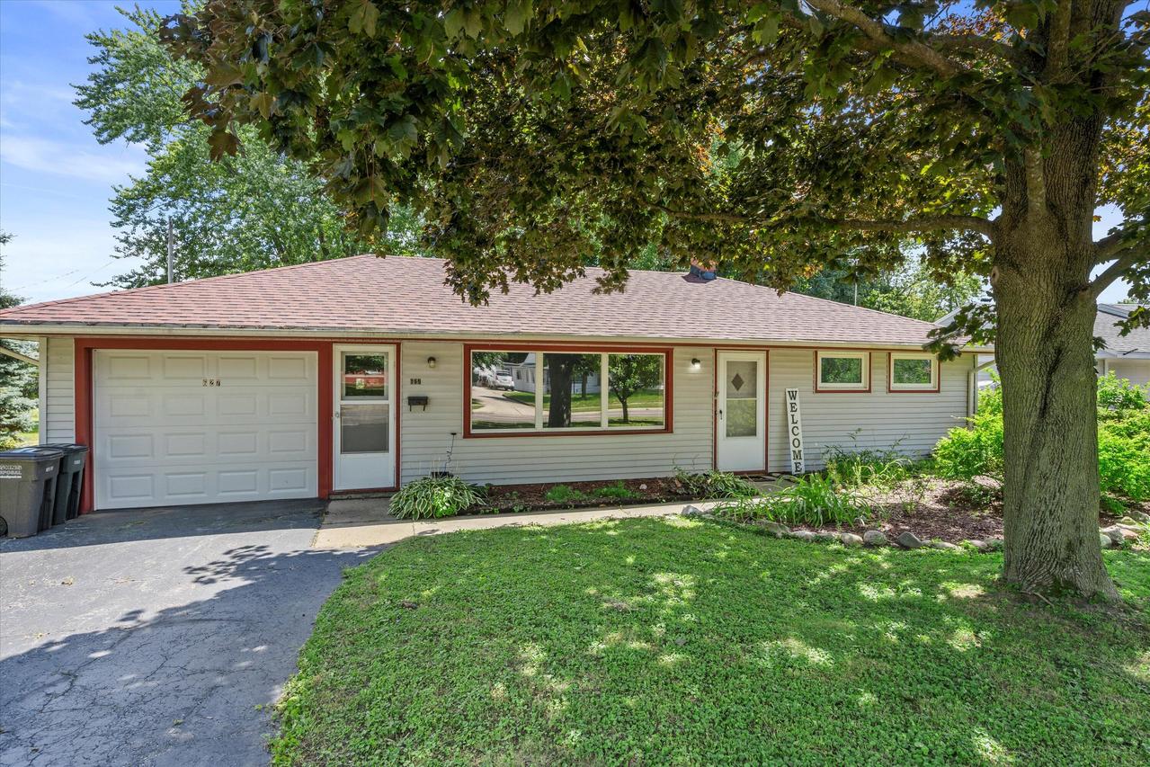 627 Pine St, Mukwonago, WI 53149