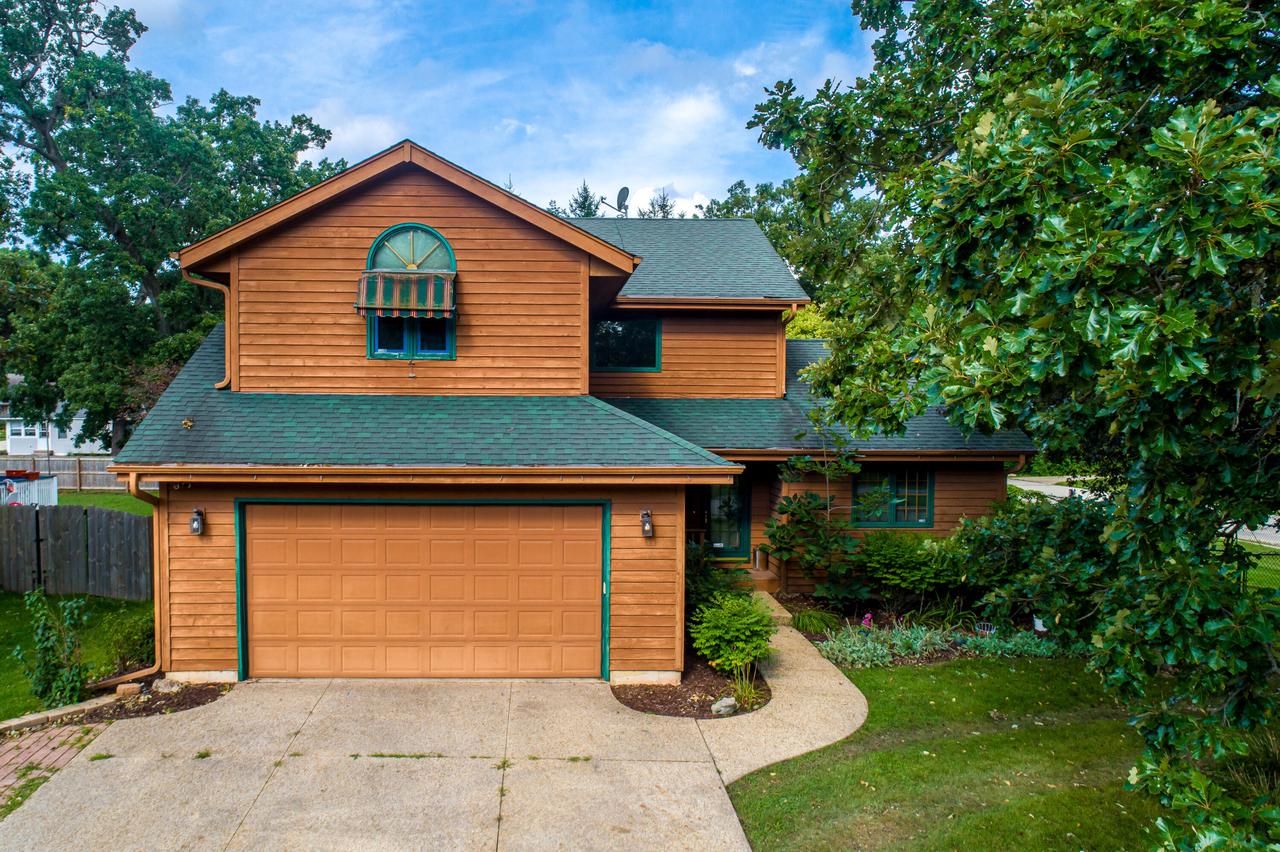725 N School St, Salem Lakes, WI 53170