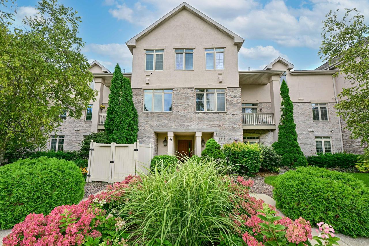 1717 W Green Tree Rd ##207, Milwaukee, WI 53209