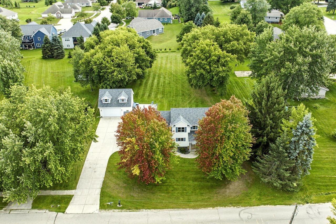 429 Lee Rd, Hartford, WI 53027