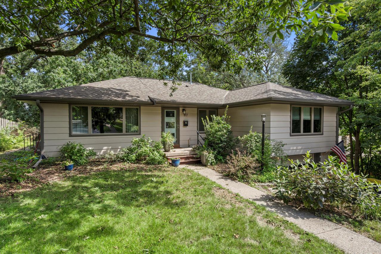 817 Hawthorn Dr, Waukesha, WI 53188