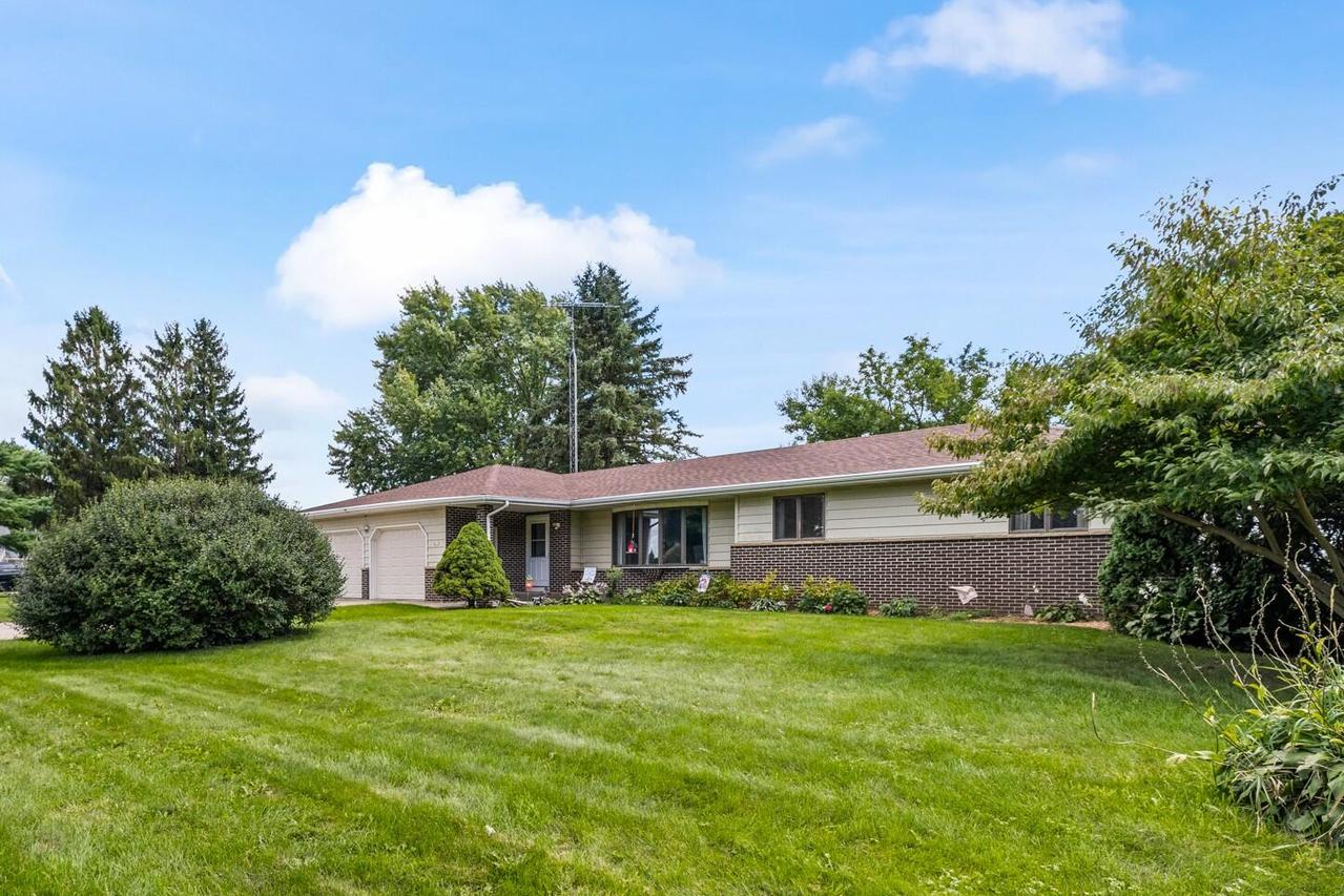 820 E Center St, Juneau, WI 53039