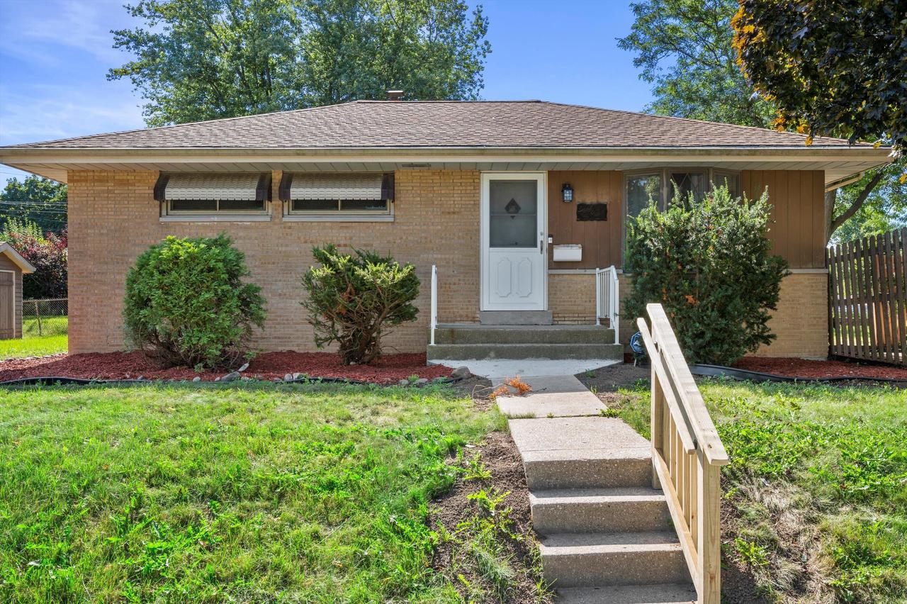 8059 W Grantosa Dr, Milwaukee, WI 53218
