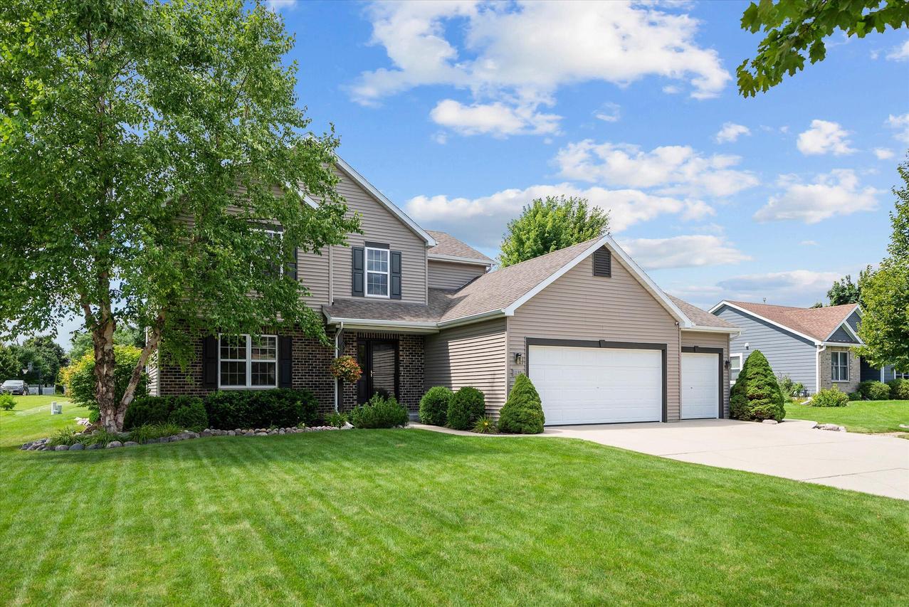 1135 Knollwood Dr, Saukville, WI 53024