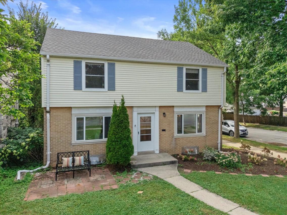 5873 N Santa Monica Blvd, Whitefish Bay, WI 53217