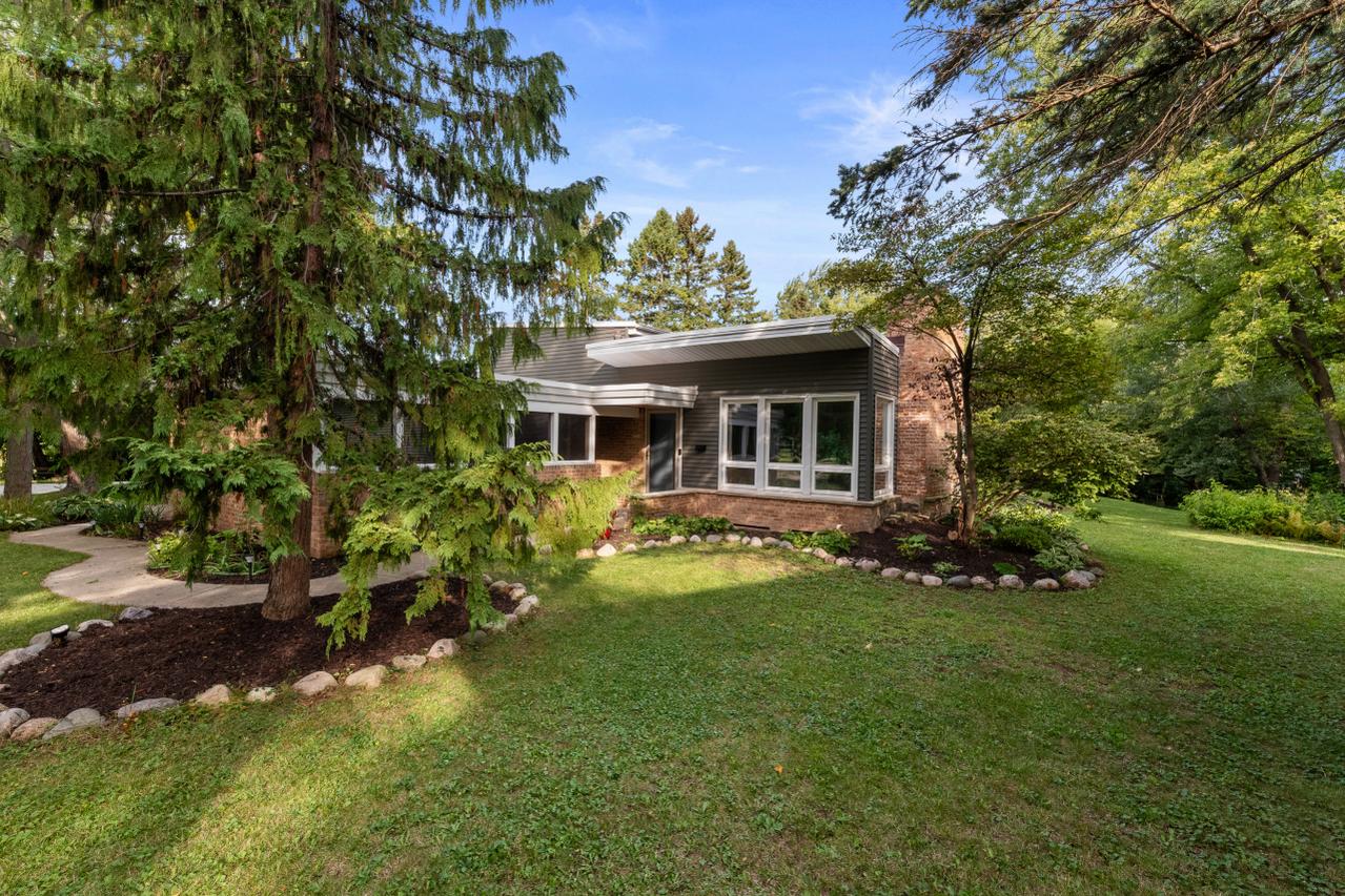 168 E Spooner Rd, Fox Point, WI 53217