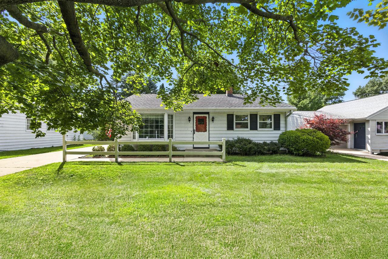 7147 N Seneca Ave, Glendale, WI 53217