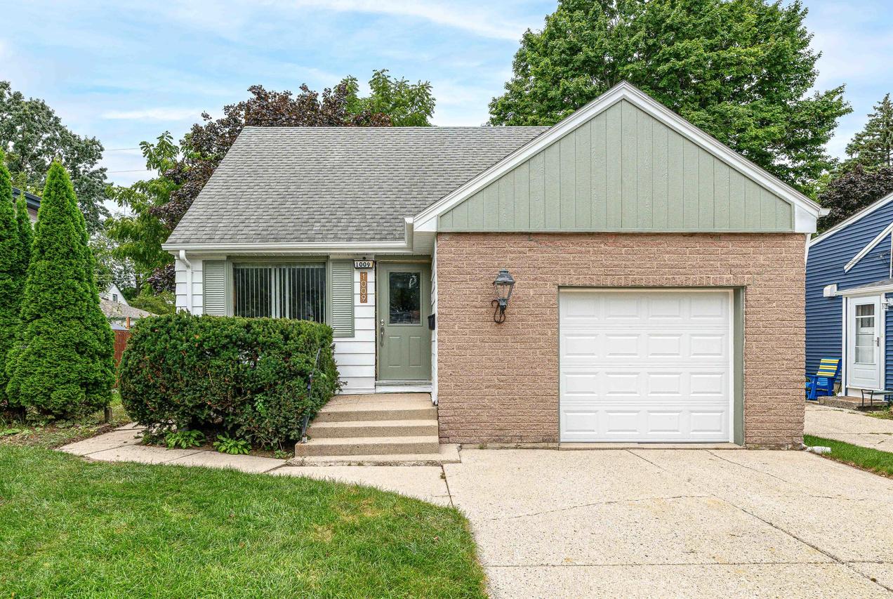 1009 S 111th Pl, West Allis, WI 53214
