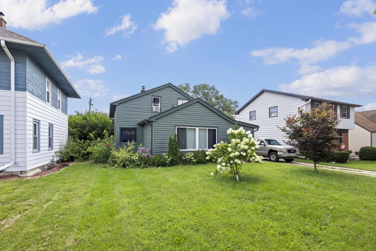 824 S 109th St, West Allis, WI 53214