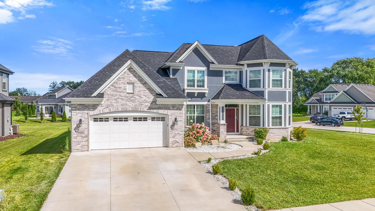 9352 S Arbor Creek, Oak Creek, WI 53154