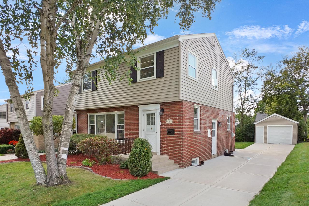 6165 N Santa Monica Blvd, Whitefish Bay, WI 53217