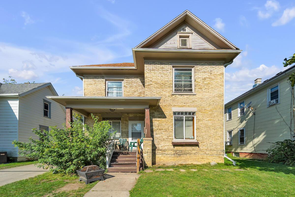 1910 Lasalle St, Racine, WI 53403