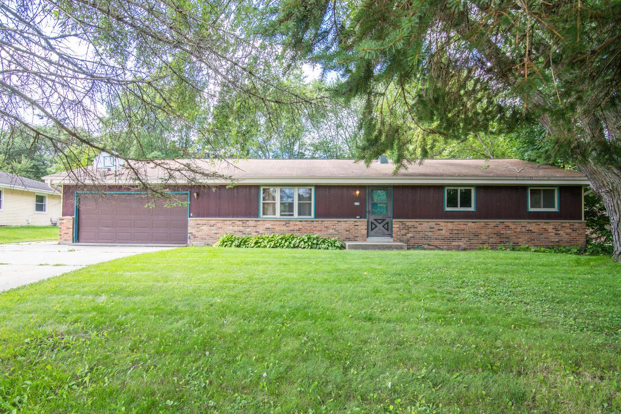235 Meadowbrook Dr, Fredonia, WI 53021