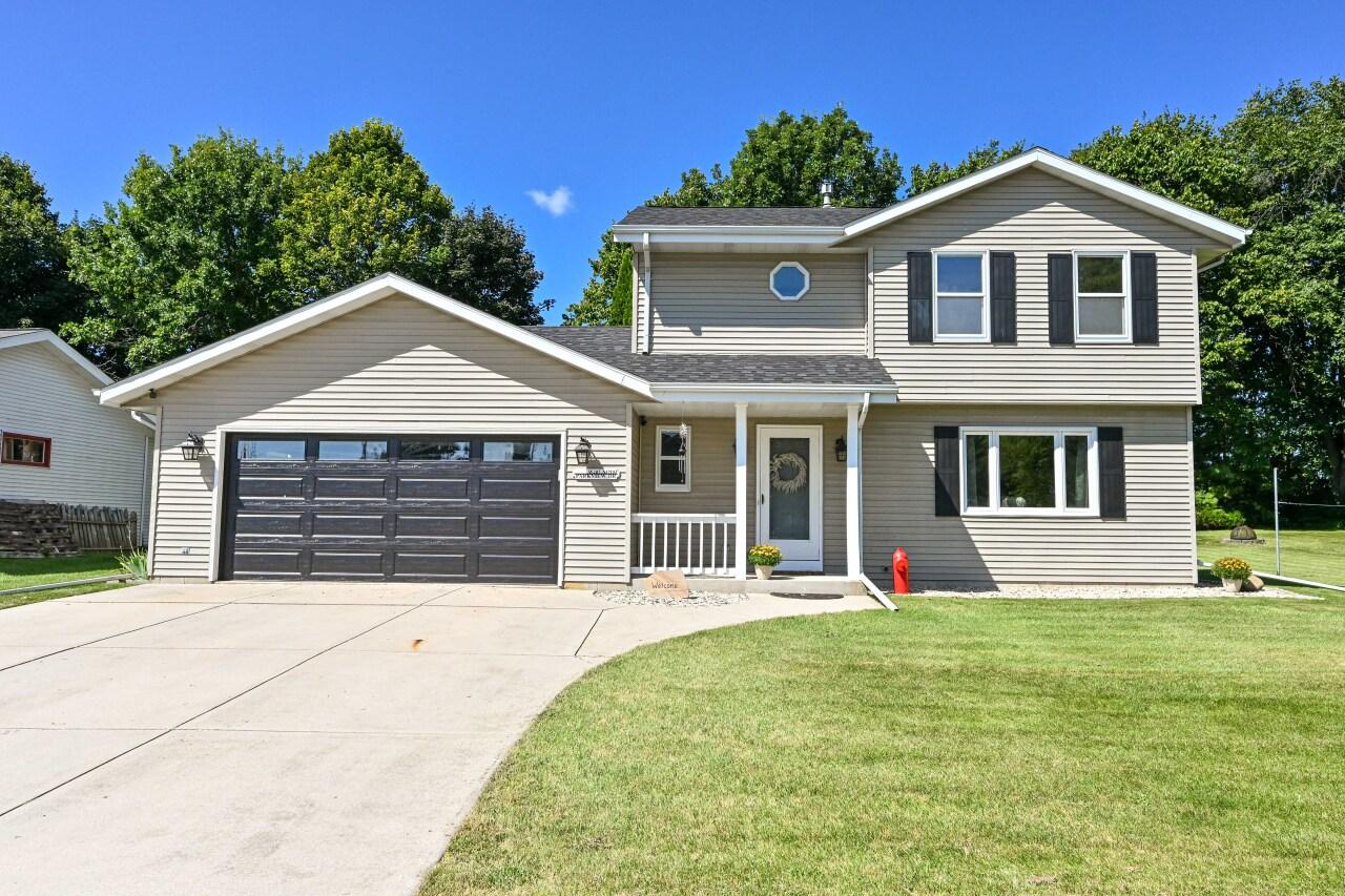 W207N17193 Parkview Dr, Jackson, WI 53037