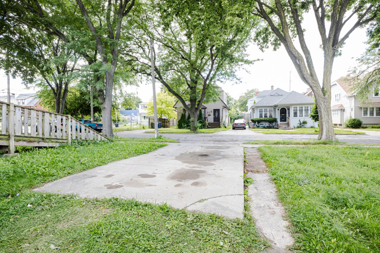 2730 N 56th St, Milwaukee, WI 53210