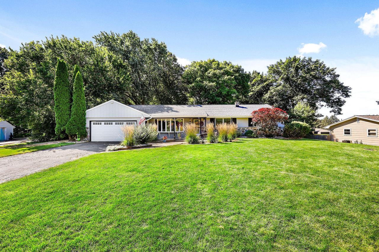 W253 Hillendale Dr, Ixonia, WI 53066