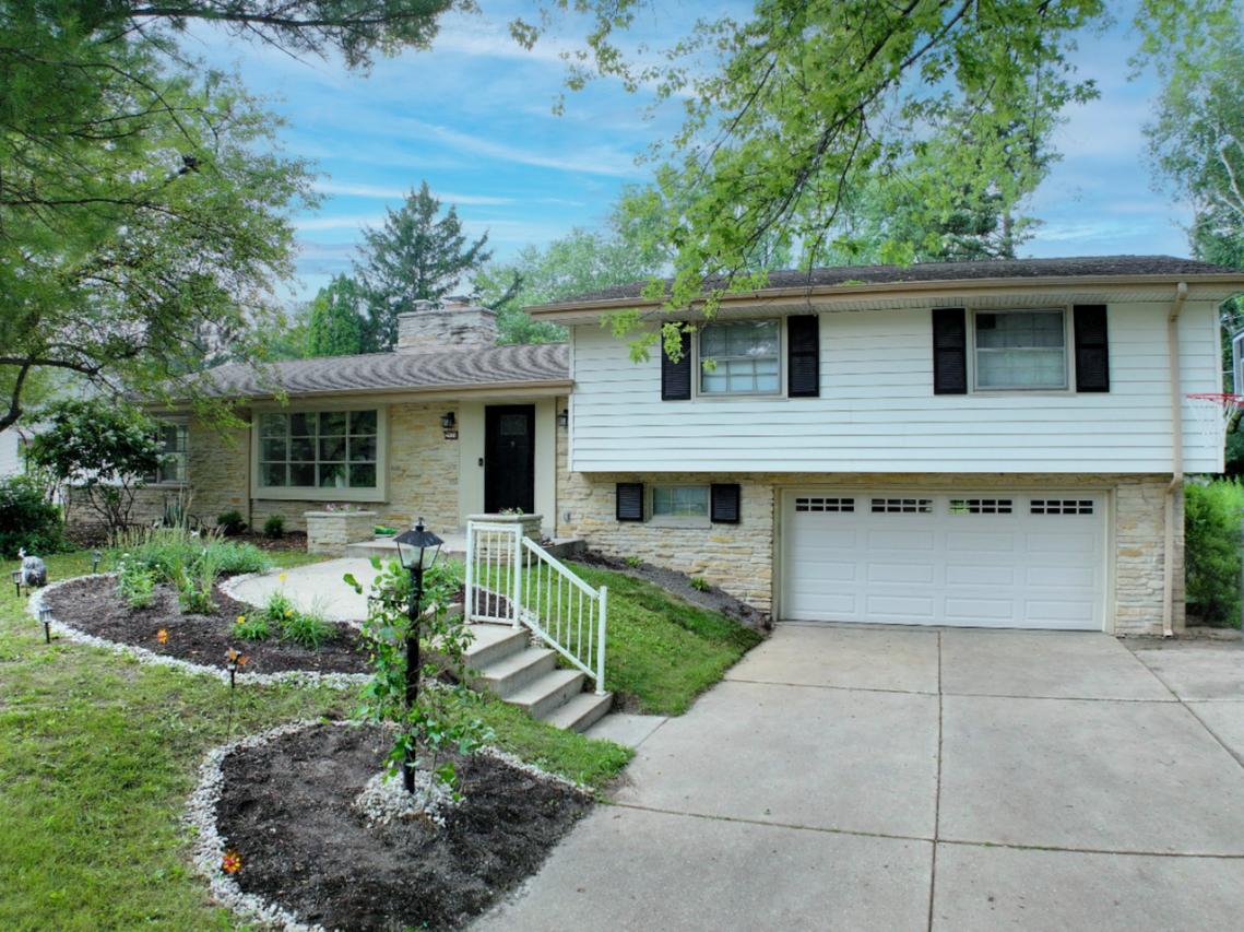 2526 W Dunwood Rd, Glendale, WI 53209