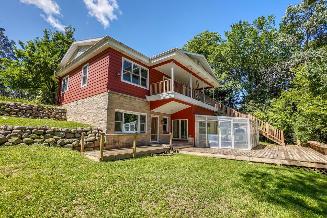 2117 Hillside Dr, Delafield, WI 53018