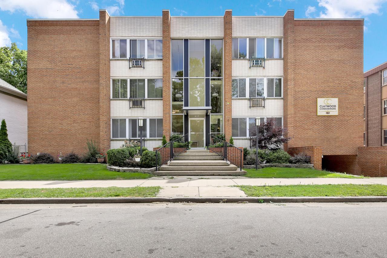 825 E Henry Clay St #204, Whitefish Bay, WI 53217