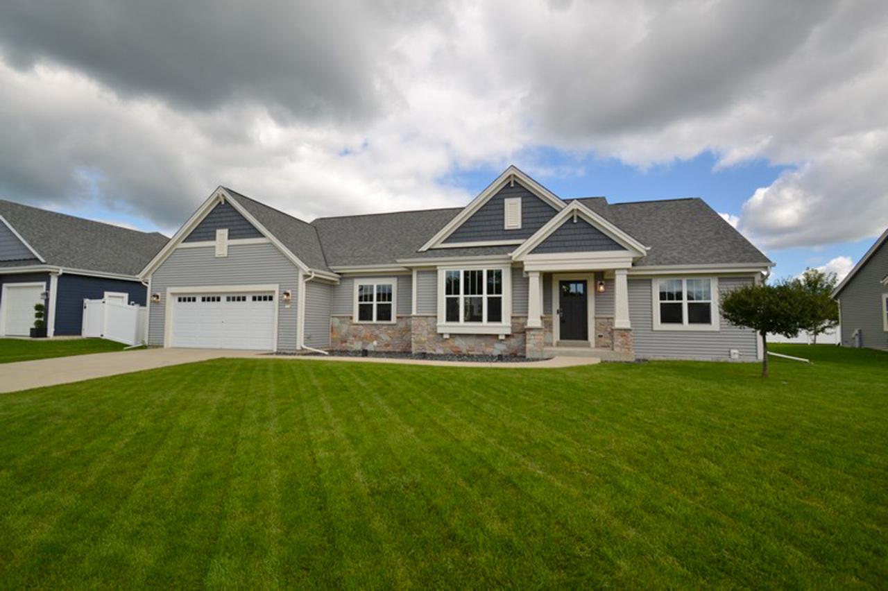 3558 Howell Oaks Dr, Waukesha, WI 53188