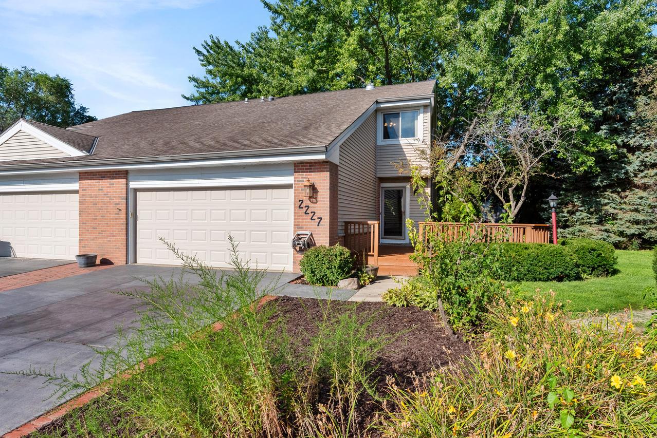 2227 E Excalibur Ct, Oak Creek, WI 53154