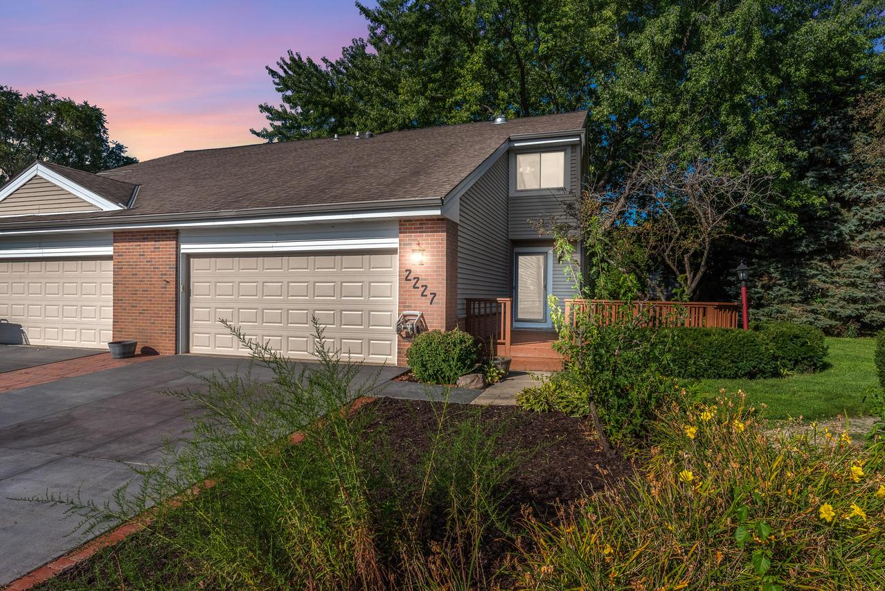 2227 E Excalibur Ct, Oak Creek, WI 53154