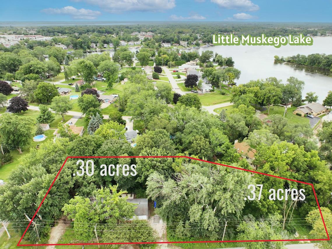 S70W17479 Muskego Dr, Muskego, WI 53150