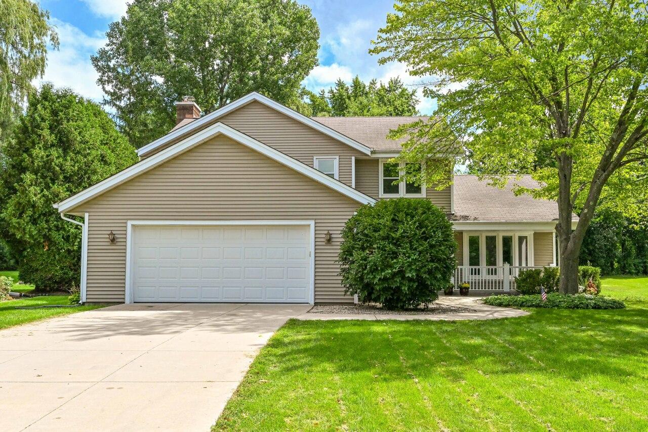 3604 W Brittany Ct, Mequon, WI 53092